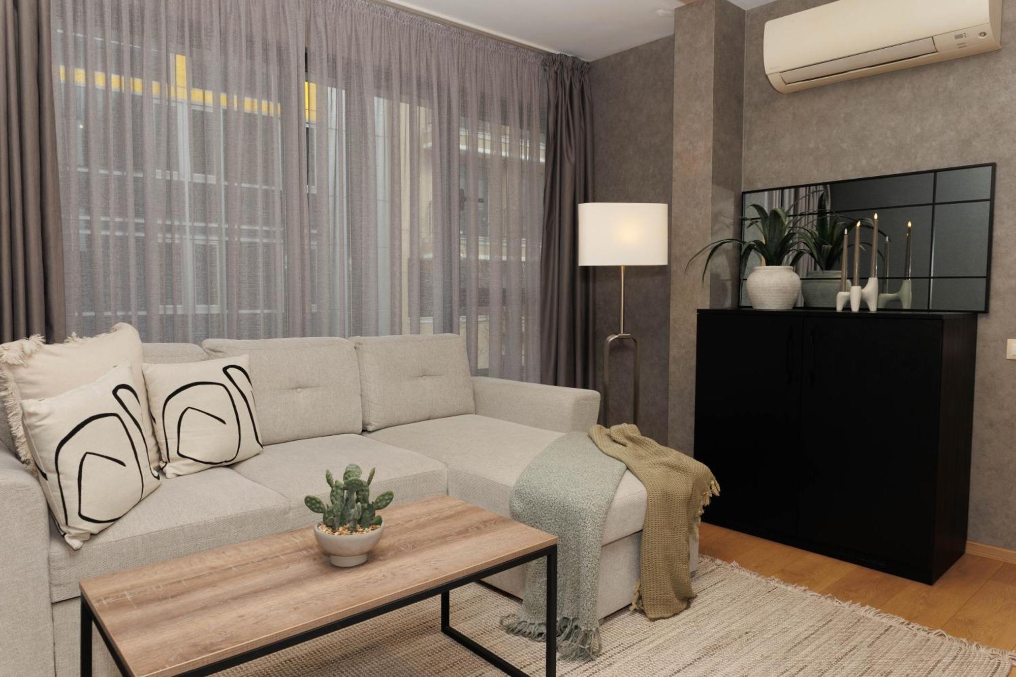 City Center Apartments With Parking Plovdiv Bagian luar foto